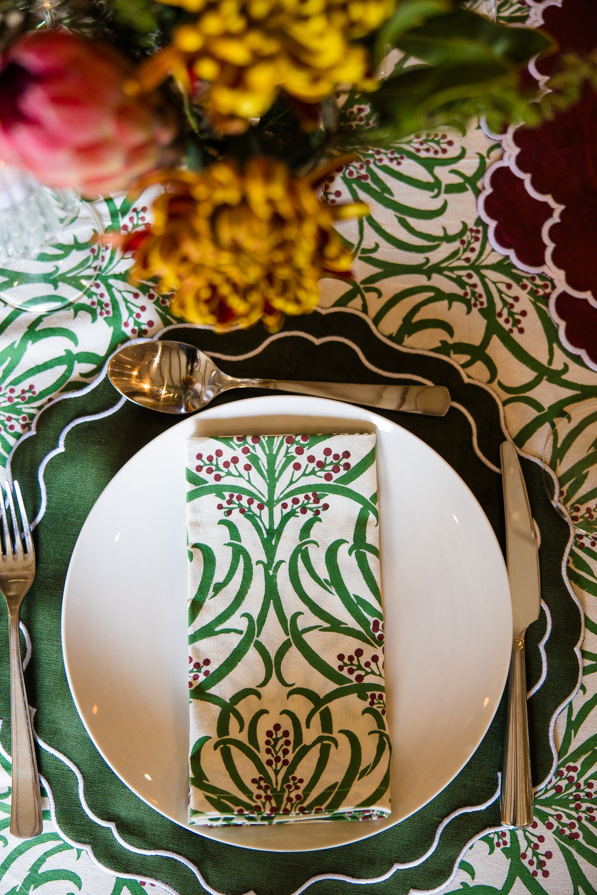 Christmas Table Setting in a box - Winter Berries Tablecloth and 8 Matching Napkins
